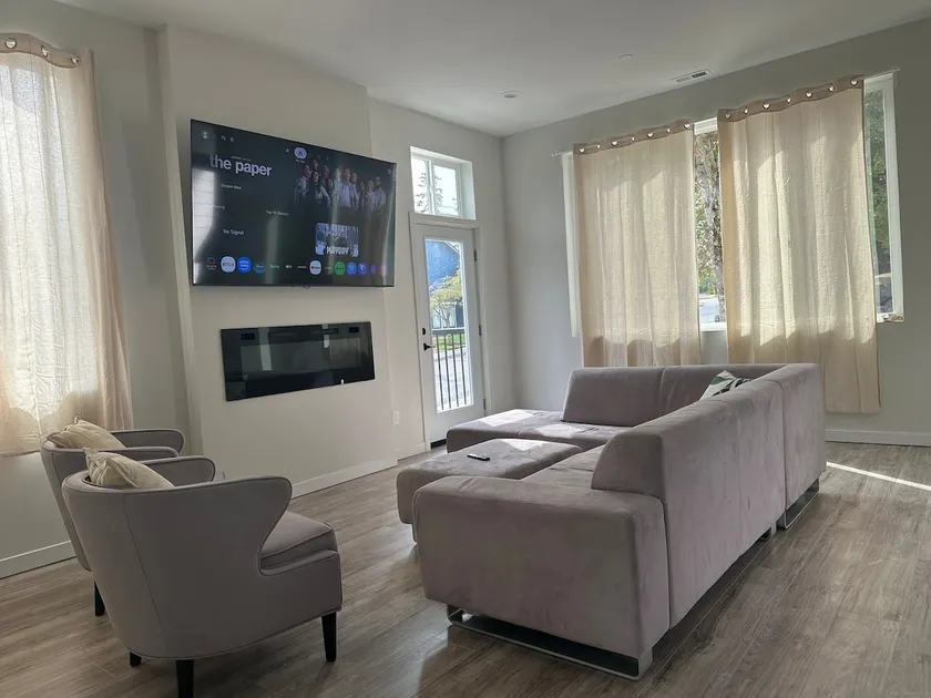 Luxury townhome beautiful Edmonds close Seattle. - Image 1