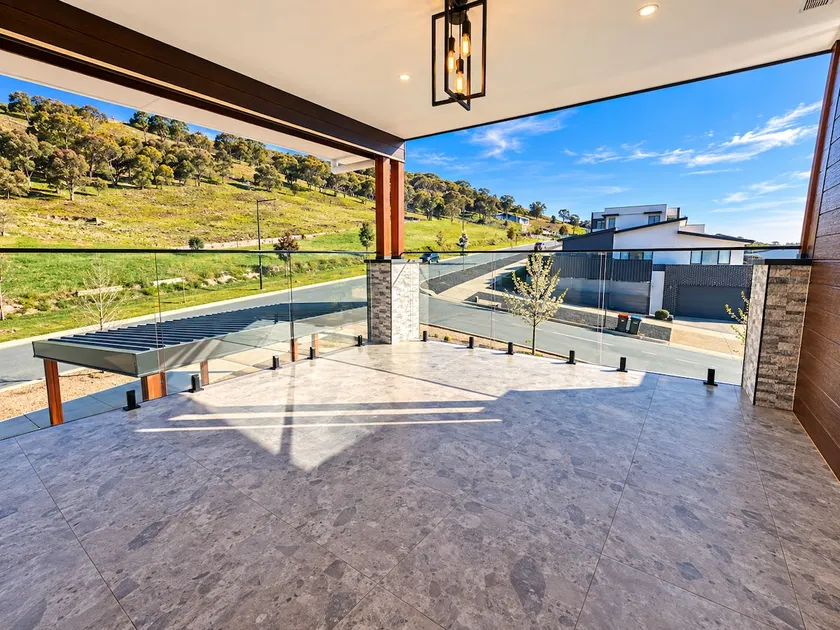 Luxury 4BR Retreat with Scenic Views - Image 1