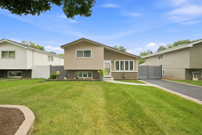Entire 3B/2B Home in Wood Dale-Near O'Hare Airport - Image 1