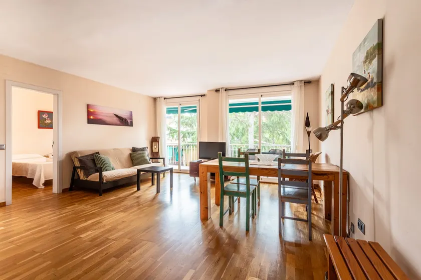 Bright and quiet apartment with terrace - Image 1