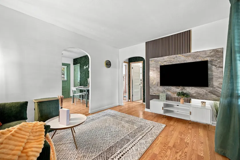 Stylish Private Home with Modern Design - Image 1