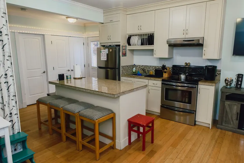 Cute house downtown Kelowna pet friendly! - Image 1