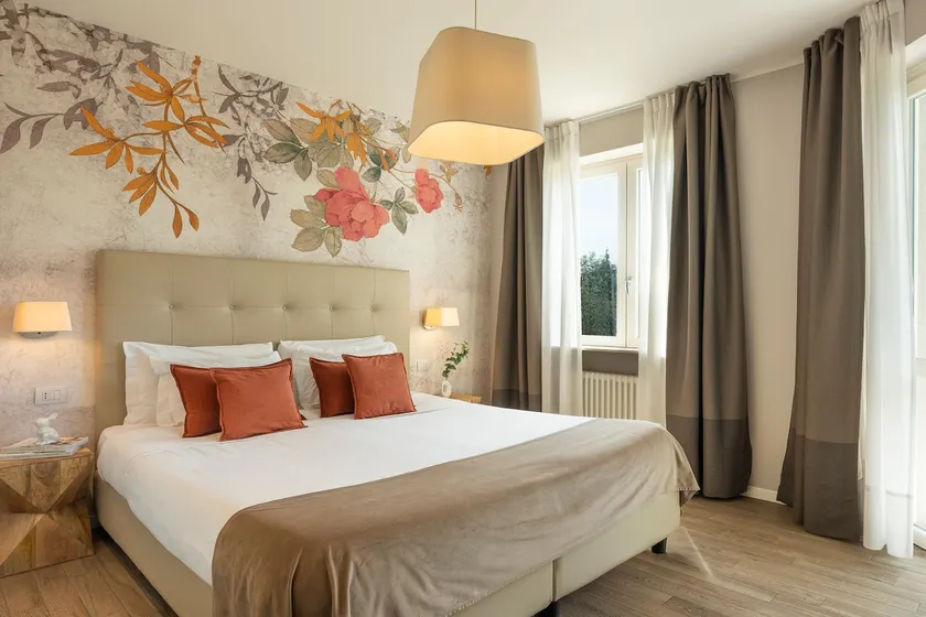 Suite with couples bathtub and panoramic balcony - Image 1