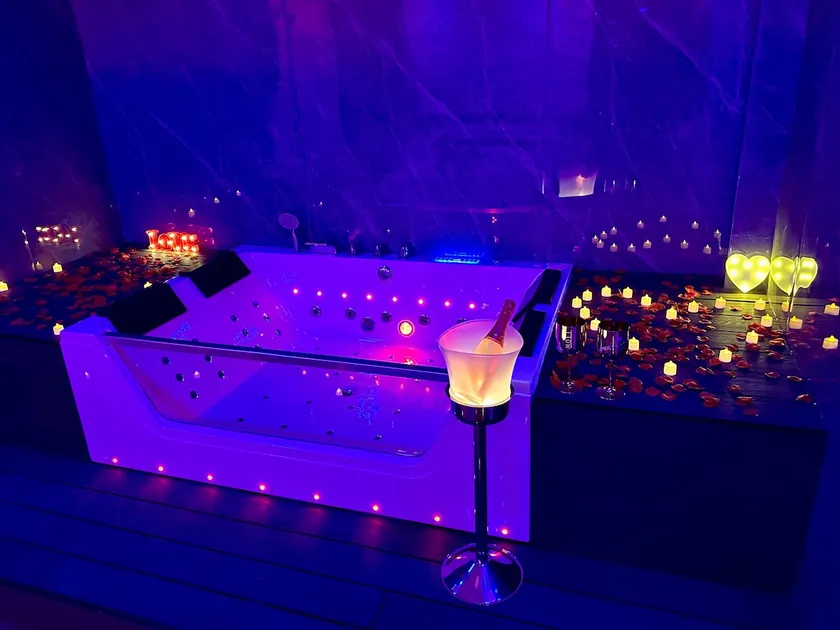 Jacuzzi under the starry sky, romantic getaway - Image 1