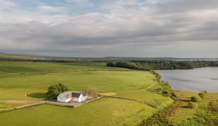 Lochside farmhouse for 10, stunning views - Image 1