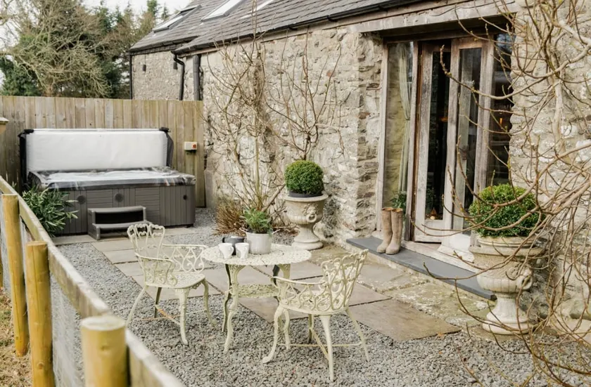 Glovers cottage private hot tub and super king - Image 1