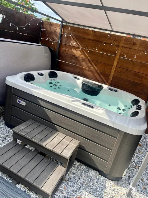 Hot tub and wellness cocoon - Image 1