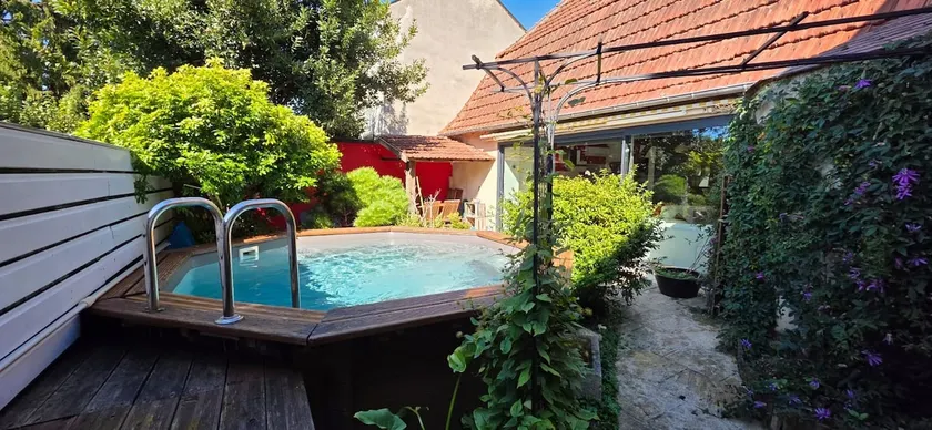 hyper center, air-conditioning, courtyard, swimming pool, parking are private - Image 1