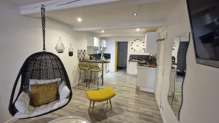 Charming air-conditioned studio, heart of Pezenas - Image 1
