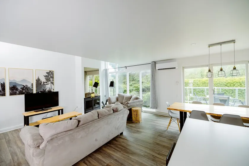 [V22] Villa Mont-Sainte-Anne | Pool - Image 1