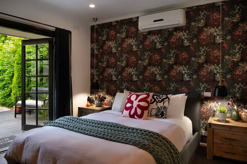 East St 1 -featuring gas log fire, pillow top bed - Image 1