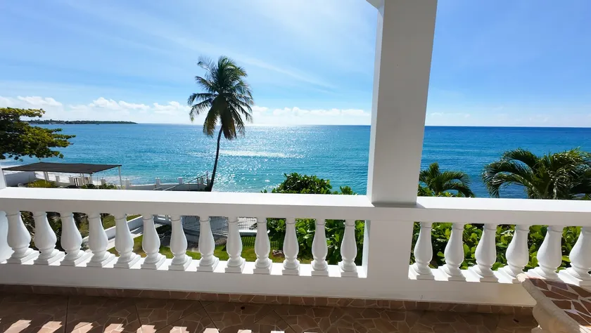 BEACHFRONT Gated \"Beach Bliss\" House, Directly On The Beach - Image 1