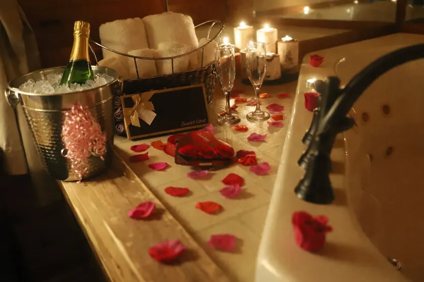 #1 Lovers Retreat—Mtn Views, Hot Tub w/TV, Jacuzzi - Image 1