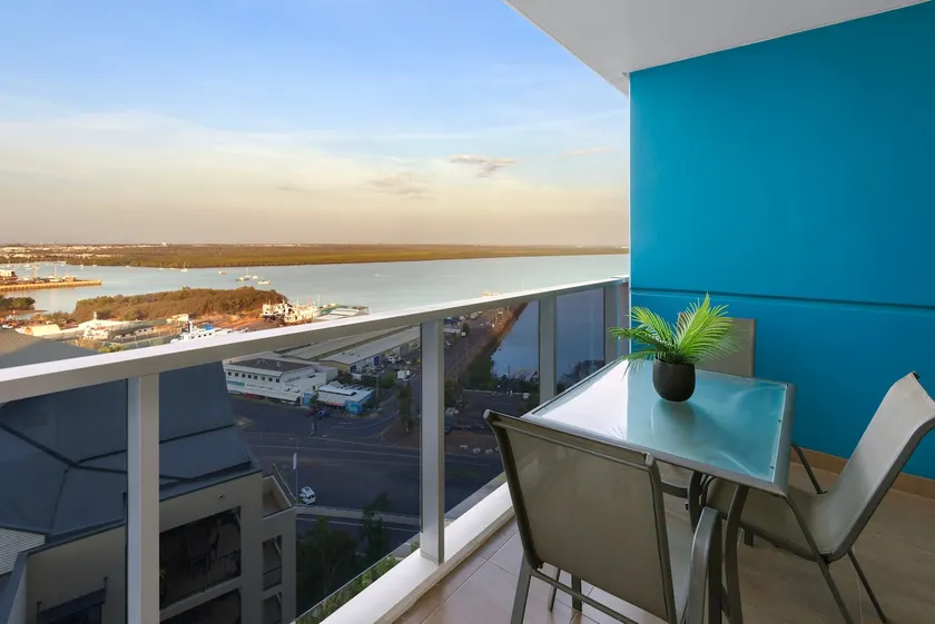 Harbour-view Waterfront Apartment - Image 1
