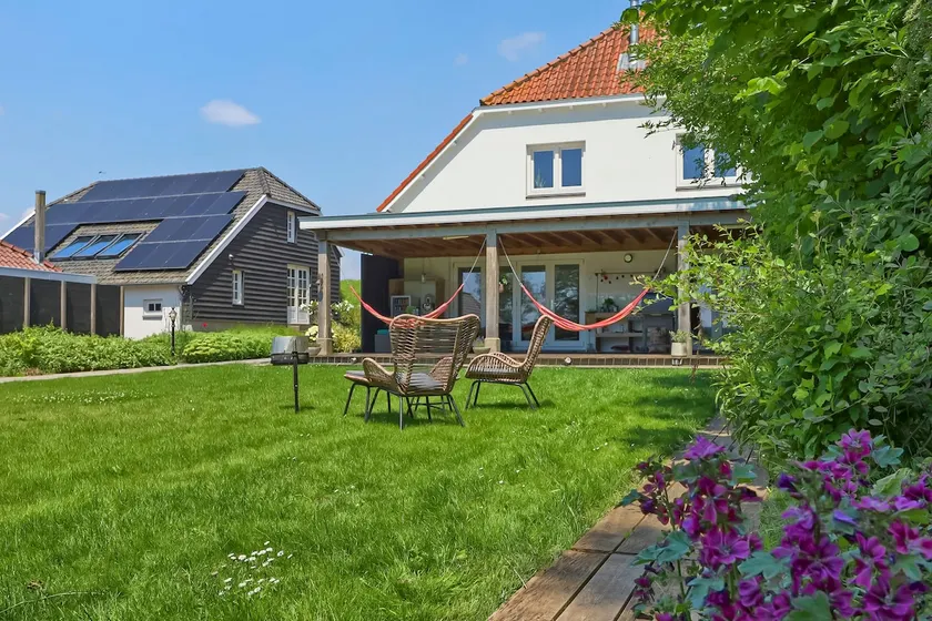Spacious farmhouse with fireplace, pool table and veranda - Image 1