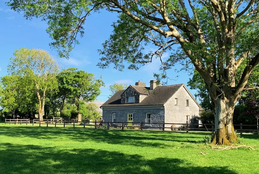 Beautiful spacious Farmhouse with stunning views - Image 1