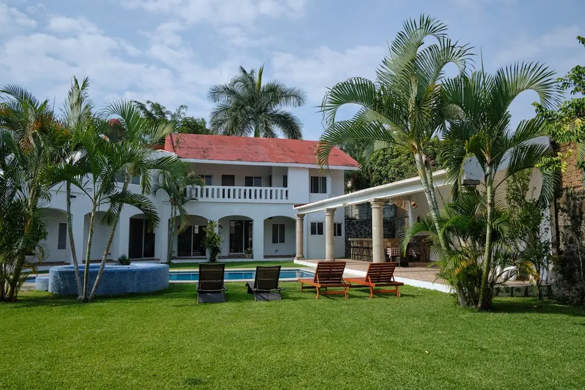 Mexico, Cuernavaca, Casa Sumiya, family. - Image 1