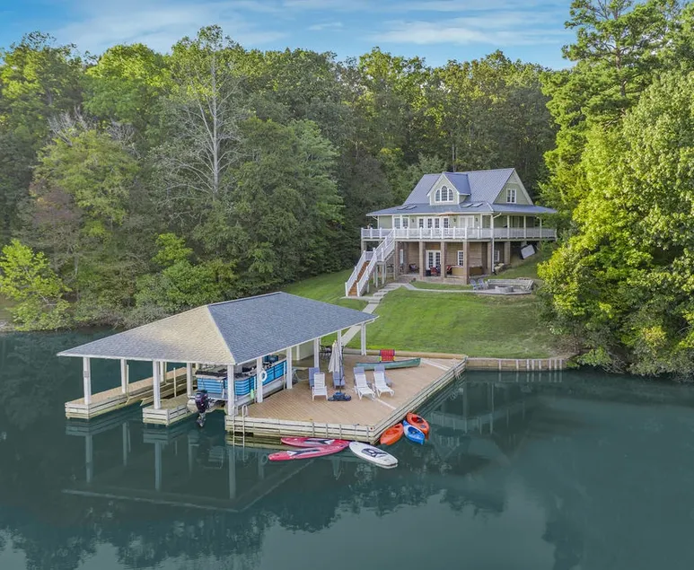 Lakefront, Kayaks, SUPs, Hot Tub & Boat Options - Image 1