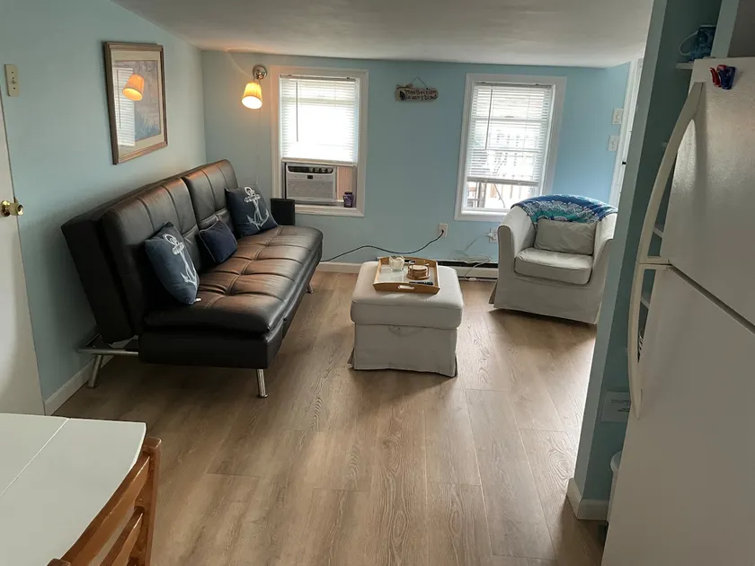 1354 Simpson 2nd fl. Beach cottage - Image 1