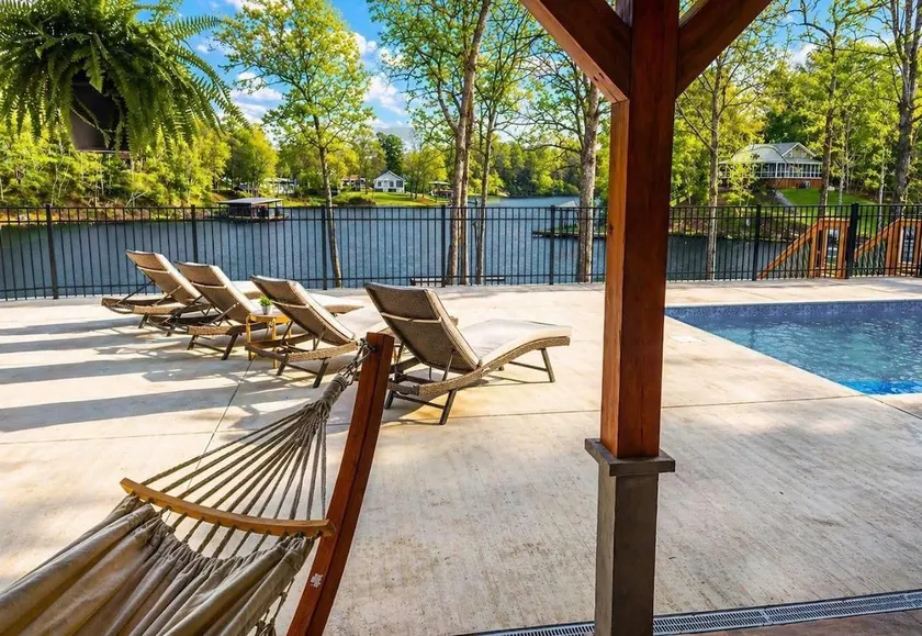 Lay Lake Home on 6-Acre Peninsula, Pool, Boat Ramp - Image 1