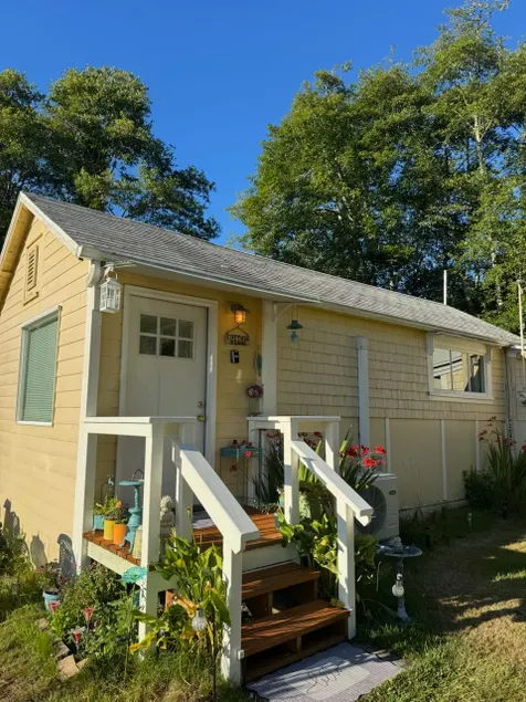 Cottage on the Bay. - Image 1
