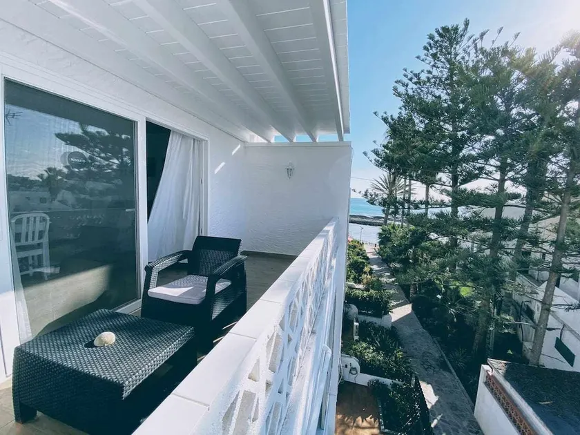 Apartamento vacacional con terraza | Vistas a la playa - Image 1
