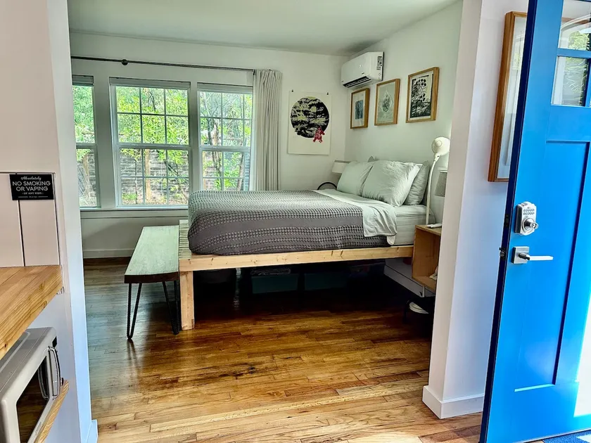Modern Bungalow, Art Filled Studio - Image 1