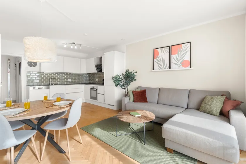 Central & Quiet Parkside Apartment + Free Parking - Image 1