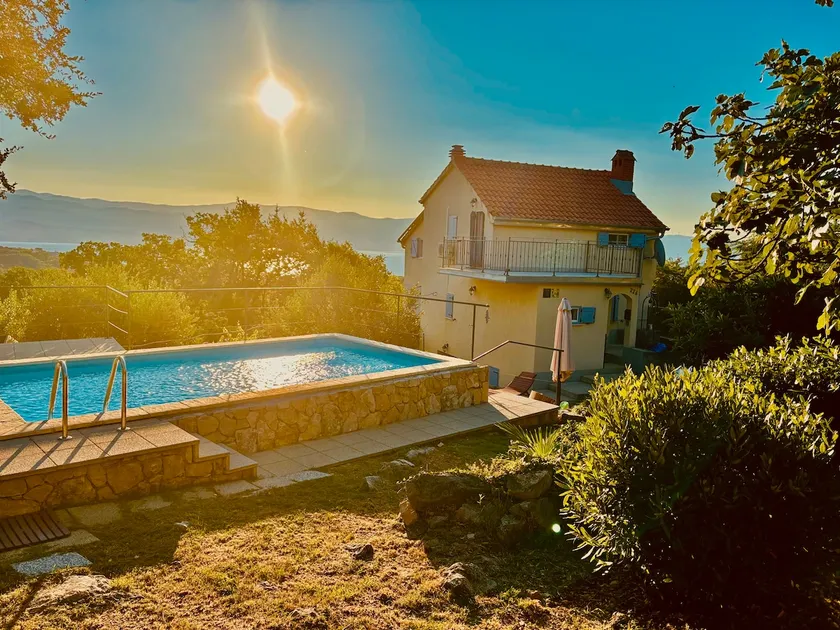 Comfort in quiet relaxing location, garden & pool - Image 1