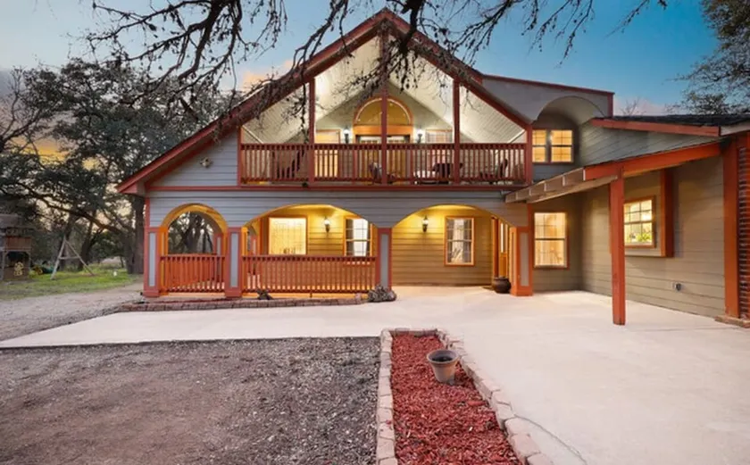 ”Majestic Oaks Retreat - Image 1