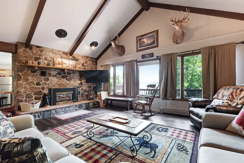 Lakeside Gem: Panoramic Views & Private Beach - Image 1