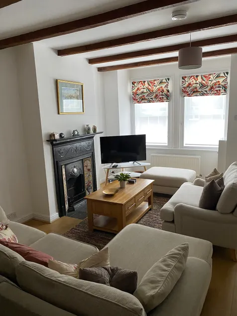 Quaint Renovated Victorian Cottage with Back Garden - Image 1