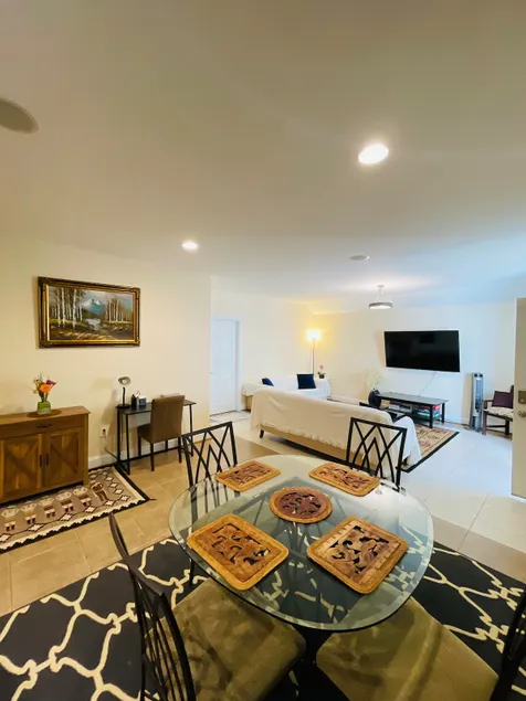 Private Suite with W/D, Walk to Shops/Restaurants - Image 1