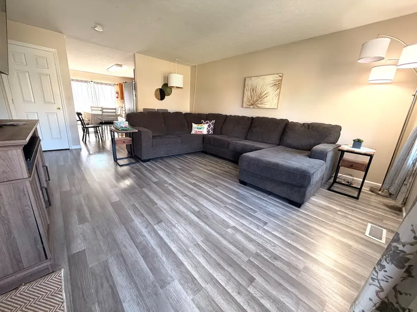 Sleeps 7, 3 bedrooms, 2 Fl bath duplex Parking - Image 1