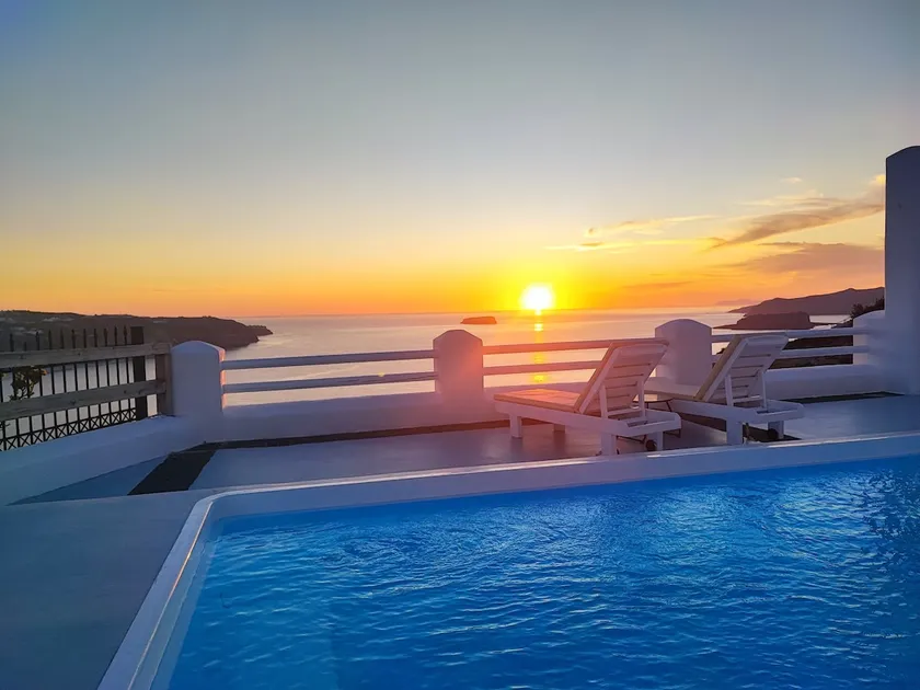 ”The Cliff Reflections” queen room with sea view - Image 1