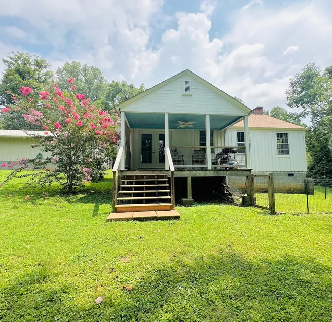 Historic year-round cabin along lakeshore w/dock - Image 1
