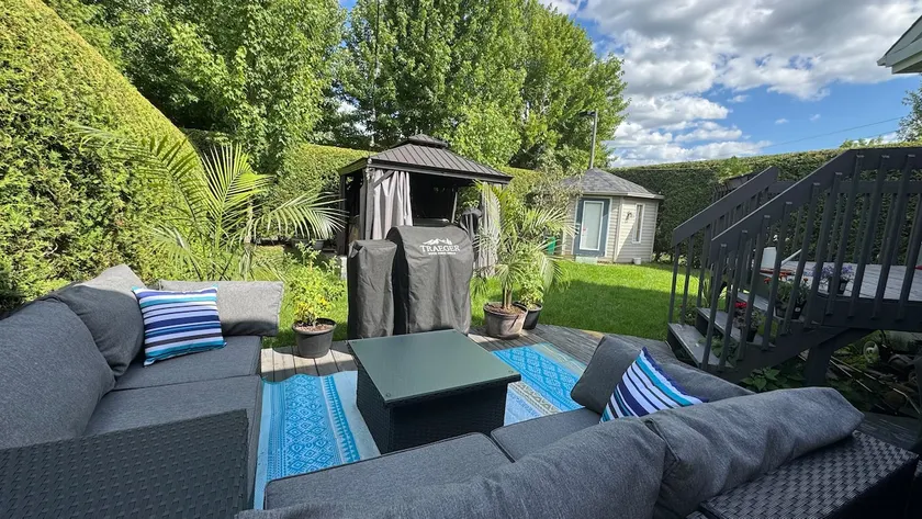 Apartment with Private Entrance - Image 1