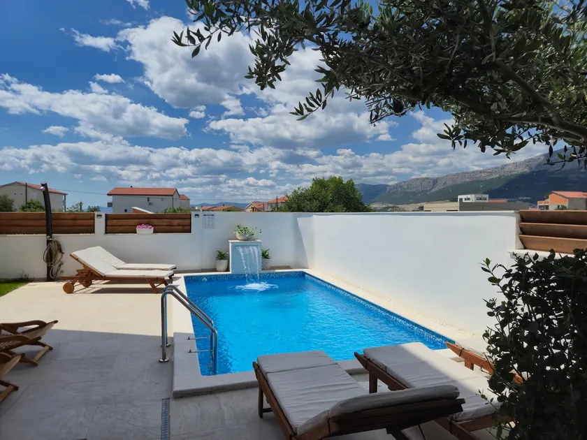 Apartment with private swimming pool - Image 1