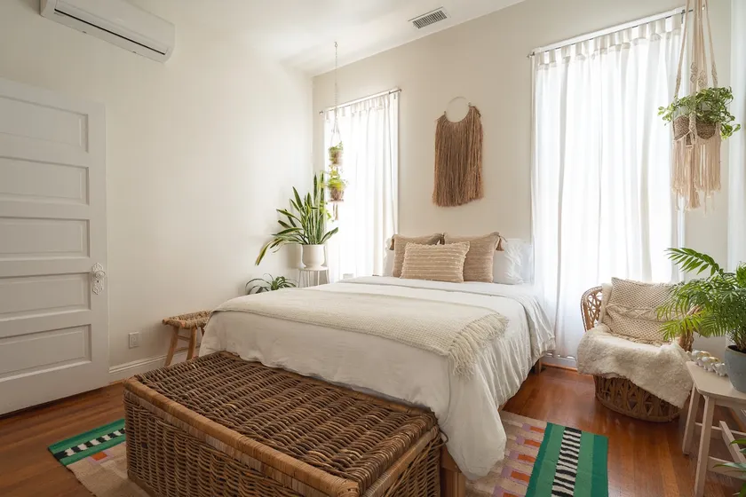 Cozy Ktown Retreat: Free Parking + Foodie Paradise - Image 1