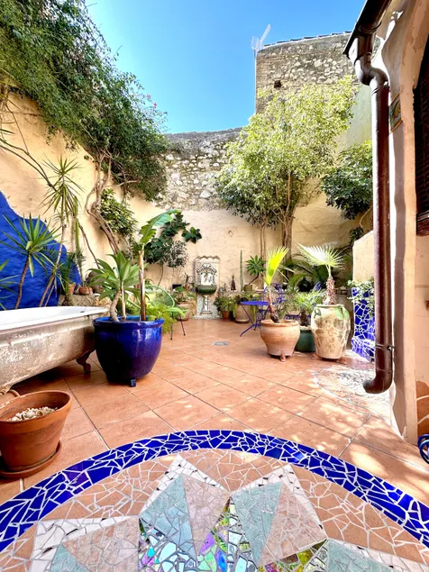 Historic house in the heart of old town Oliva - Image 1