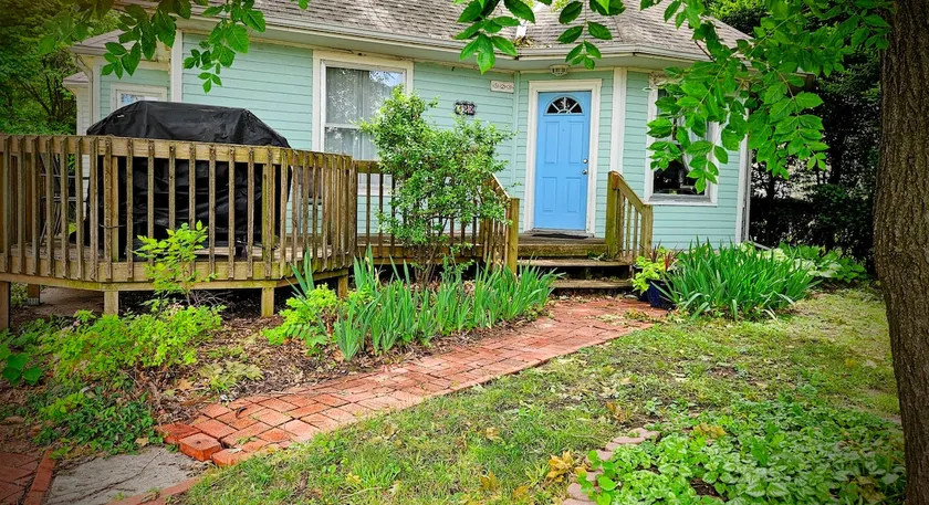 Houston Street Cottage - Image 1