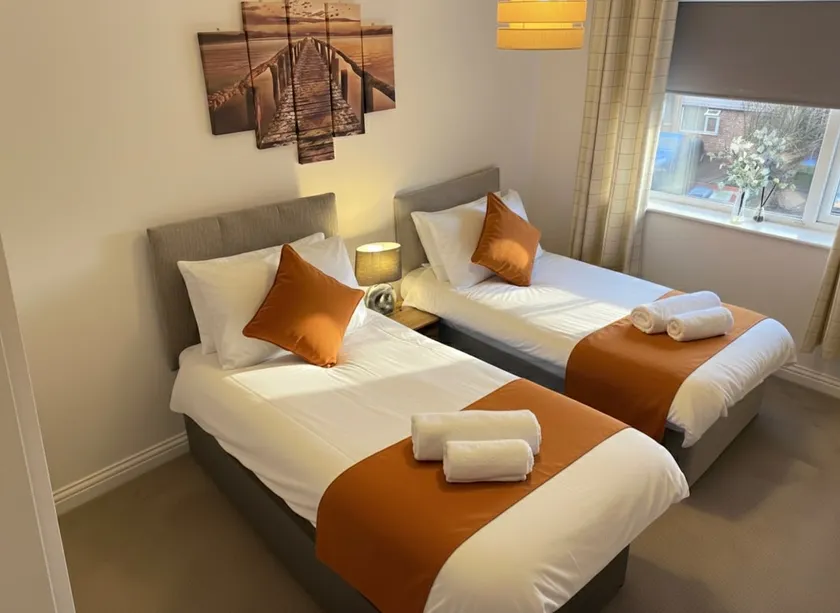 Awesome 3 bed with parking & WIFI, town 5 min walk - Image 1