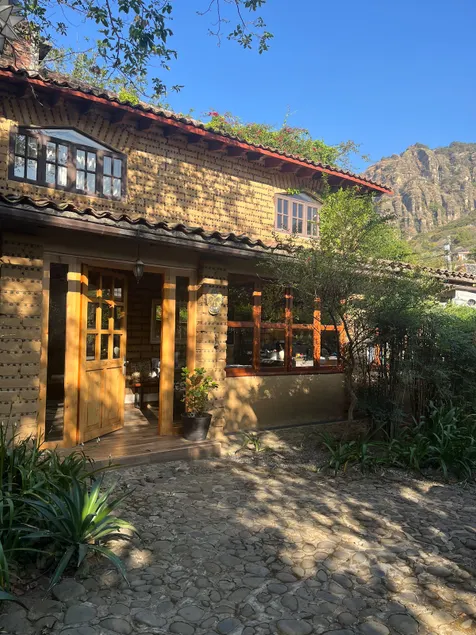 Next to the mountain: La Casa de Tepoz - Image 1