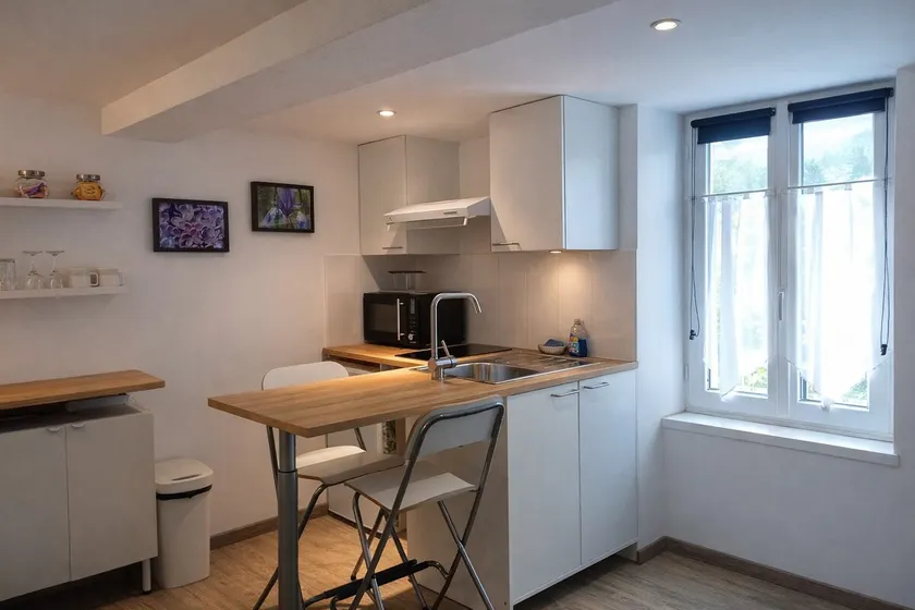 Nice little studio, renovated, center of Cuers - Image 1