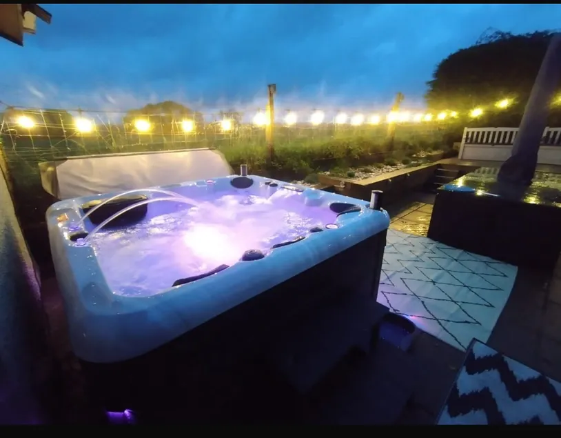 Spacious, Sleeps 9, Hot Tub, 4-Bed,Tenby / S-foot - Image 1
