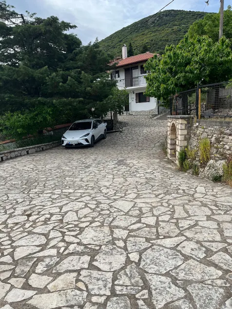 Theisoa. Gourgiana Apartment. Andritsaina. - Image 1
