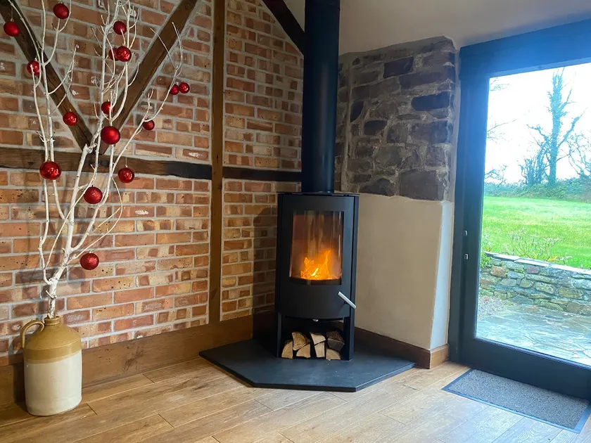 Peaceful, cosy barn with log burner near Bude - Image 1