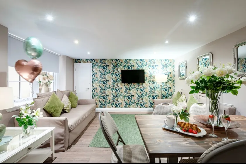 2 Bedroom City Centre Apartment Free Secure Parking - Image 1