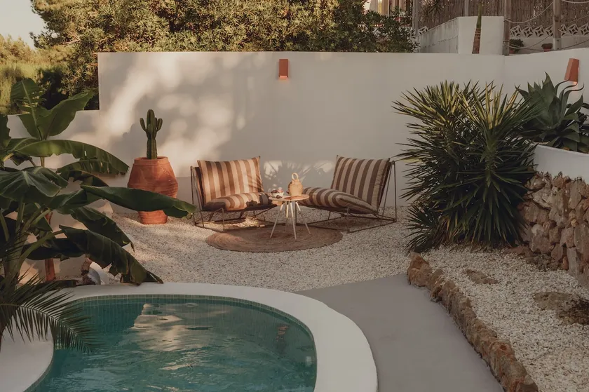A calm haven in Les Rotes with ocean views - Image 1