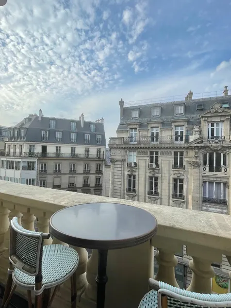 Spacious 3 bedrooms family flat with balcony - Image 1